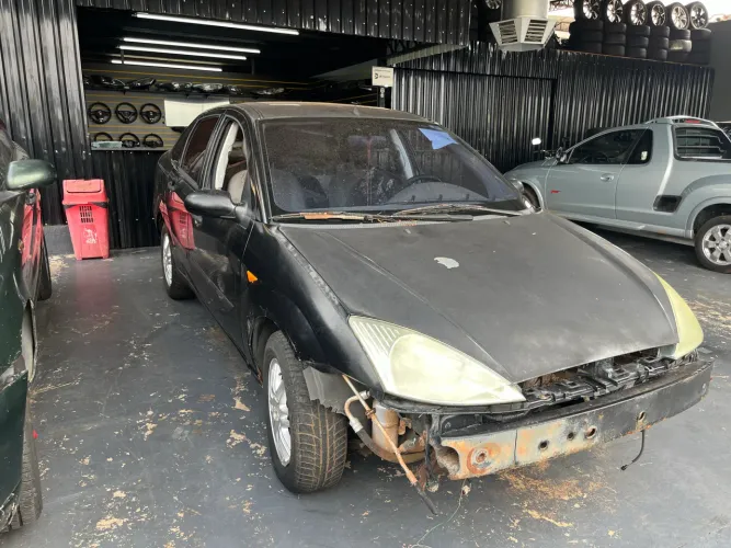 Sucata retirada de peças Ford focus sedan 2.0 16v 2001/2001