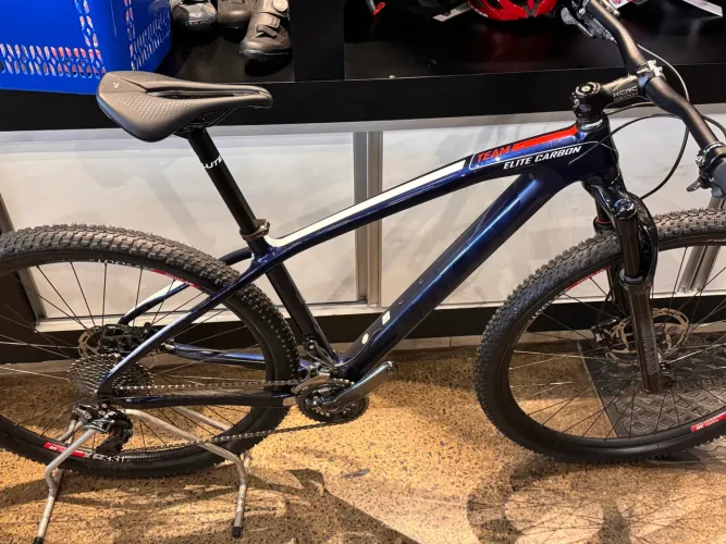 CALOI ELITE CARBON TEAM TAMANHO 17 SEMI NOVA 