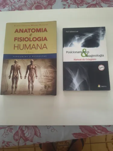 2 livros (anatomia e manual do estagiário)