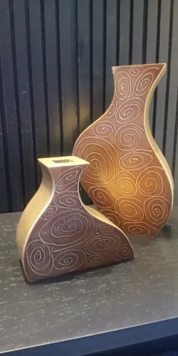 Par de vasos em madeira com pintura com arabescos em tons de dourado