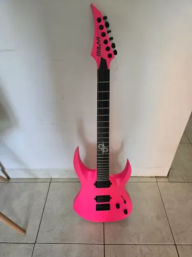 Guitarra A2.6 solar pink neon *detalhe na pintura*