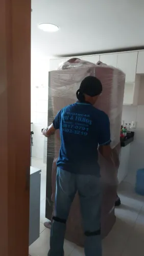 Caminhão baú para mudanças pensou em transportar mudança ligue....