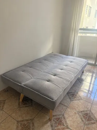 Sofá-cama cinza pouquíssimo usado