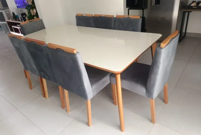Mesa de jantar em madeira maciça com 8 cadeiras tamanho 220x110