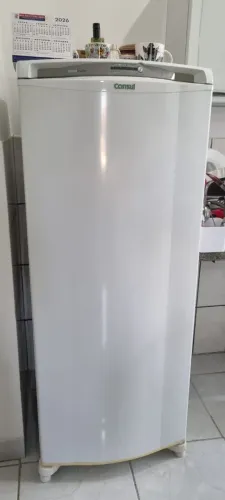 Geladeira, maquina de lavar, mesa com duas cadeiras