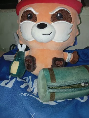 Brawler Spiffo Plushie Oficial - Project Zomboid x Makeship (Edição Limitada)