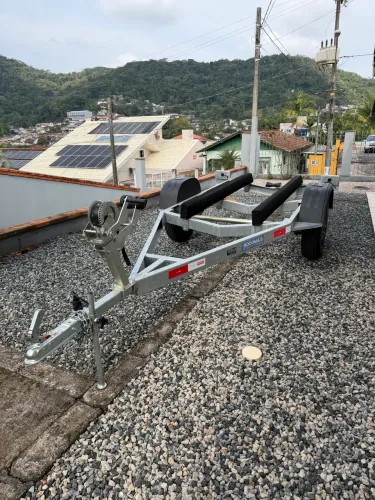 Vendo carreta para jet SKY usada apenas 2 vezes