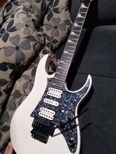 Trabalho de pinturas em instrumentos 