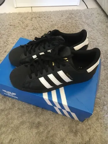 Tênis adidas