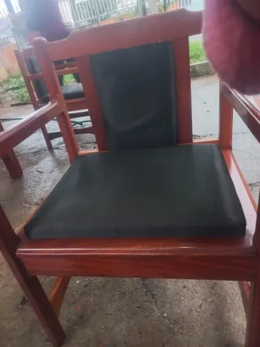Conjunto de Cadeiras de Madeira Maciça - Duas unidades decorativas