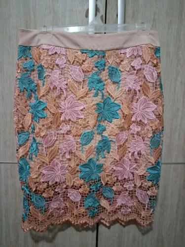 Saia em Gripir Rosa c/ detalhes em azul ( tamanho G)