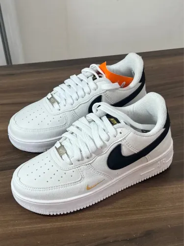 Nike Air Force 1 '07 - Branco com detalhes em preto e dourado
