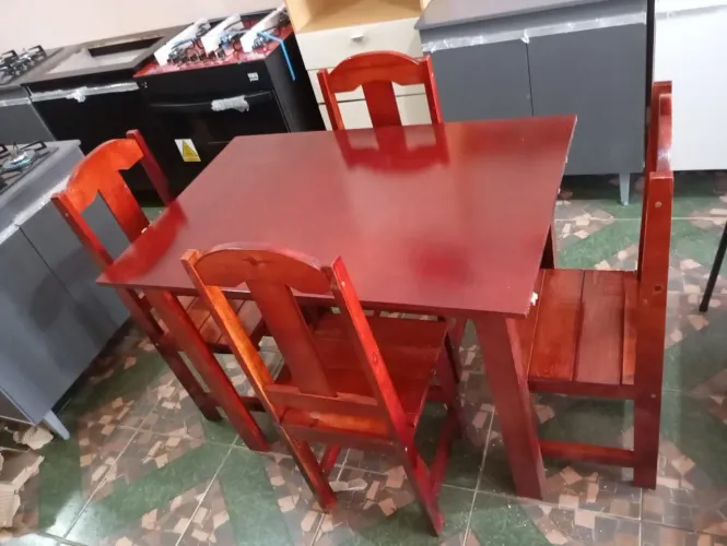 Mesa e Cadeiras de Madeira