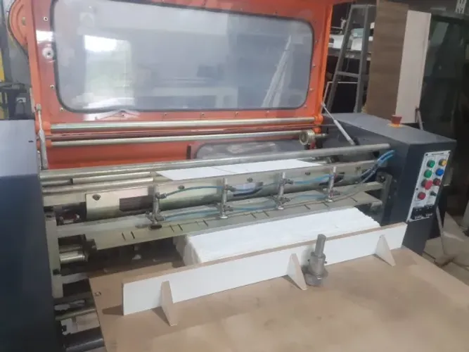Máquina Interfolhas 90cm de área útil