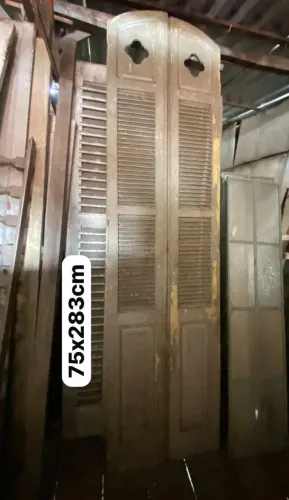 Porta de madeira com venezianas, em cedro, com detalhe 