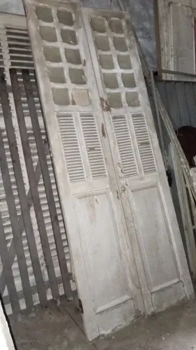 Porta de venezianas e vidro com postigo
