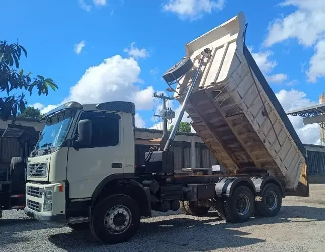 VOLVO FM12 420 6X4R CAÇAMBA TRAÇADO 18 M³ NA FOMINHA