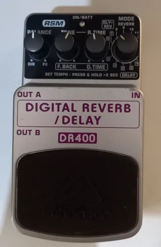 Pedal de efeito DR400 Digital Delay e Reverb