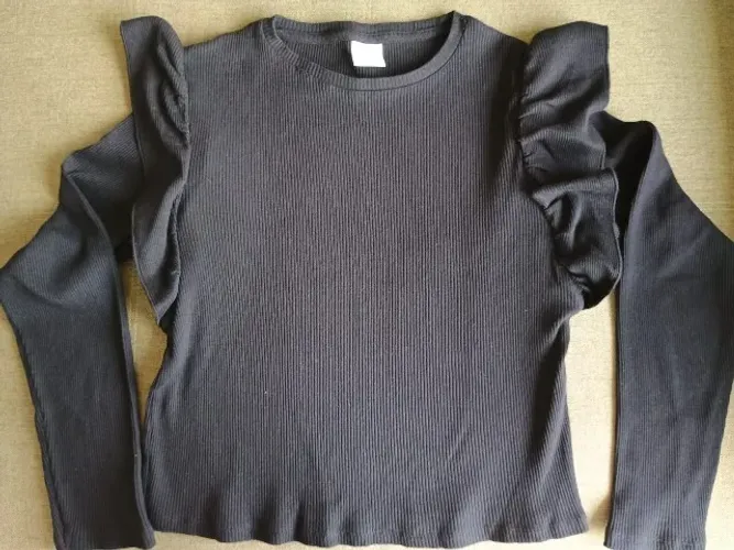 Blusa Zara preta em malha canelada tamanho 13-14. Nunca usada.