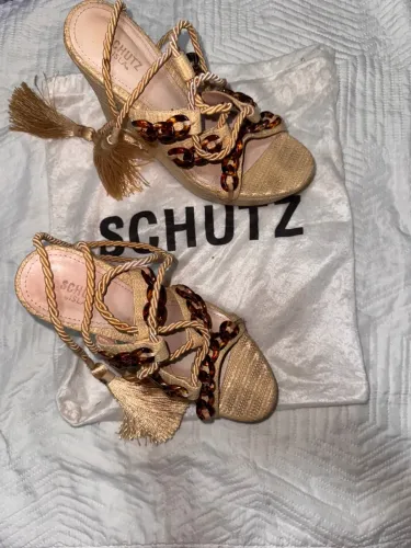 Sandália Schutz 