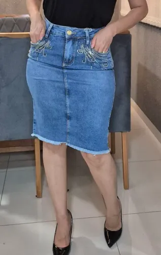 Saias jeans, com detalhes em strass.