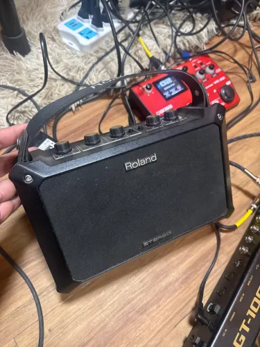 AMPLIFICADOR GUITARRA ROLAND MOBILE AC