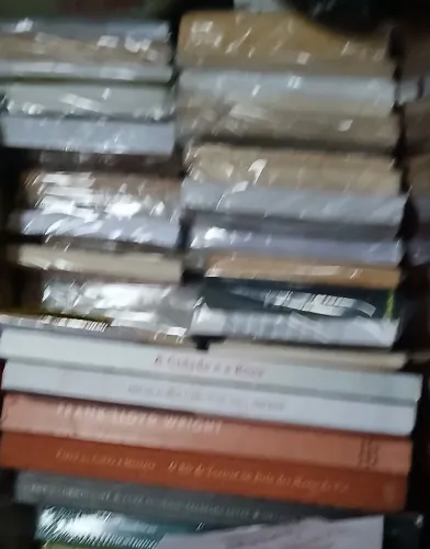 PEQUENA BIBLIOTECA COM 50 livros antigos diversos. 