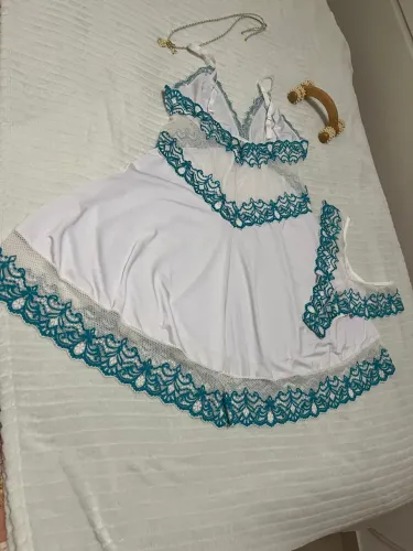 Camisola rendada branca com detalhes em azulverde