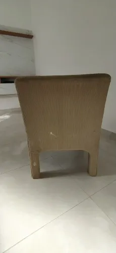 Poltrona pequena estofada 