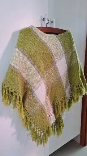 Poncho em lã verde com branco e leve cinza franja em pompom feminino