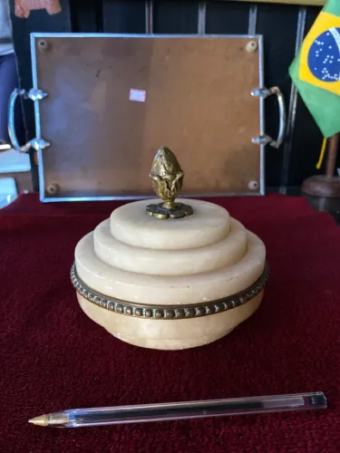 Antigo porta jóias em alabastro Italiano com detalhes em bronze.