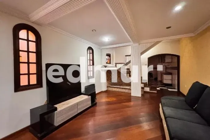 SOBRADO para ALUGUEL com 192m² no bairro Vila Eldízia com 3 quartos e 3 vagas. Santo André