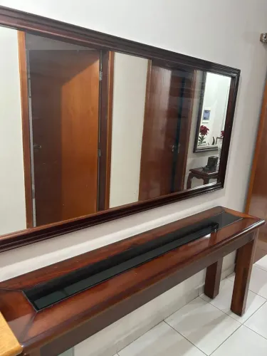 Conjunto de Espelho e Aparador em Madeira