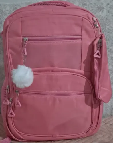 Mochila Grande Rosa Com PomPom Branco De Excelente Qualidade. Bastante Estilo!