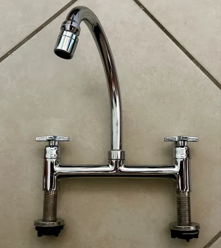 Torneira cromada com misturador para cozinha