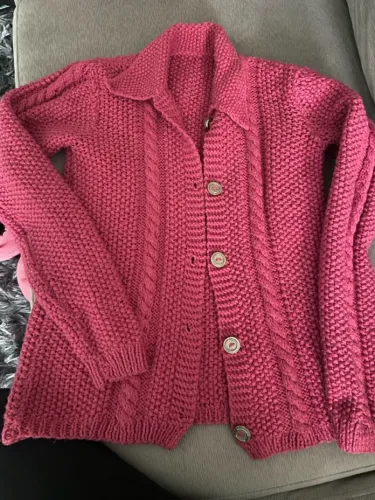 Casaco infantil de Tricô Rosa  feito a mão com Detalhes trabalhado 