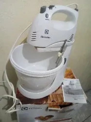 Batedeira Electrolux branca, Nova, só faltando batedor de massas leves