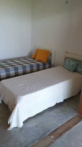 Cama de solteiro de madeira