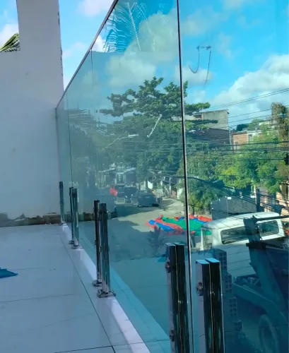 Guarda corpo em alumínio e vidro com designer sofisticado.
