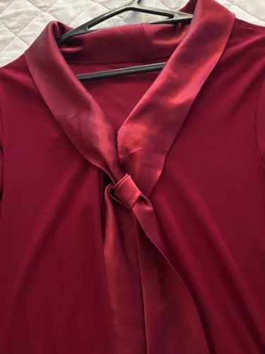 Blusa malha fria com gola de cetim