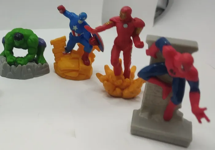 4 bonecos miniatura Marvel (usado)