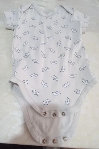 Body  cinza claro  com chapéuzinho  branco  tamanho  9 a 12 meses
