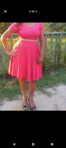 Vestido rosa rodado com cinto de brilho