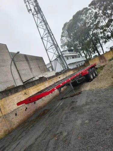 Carreta porta container ano 89 com pneus