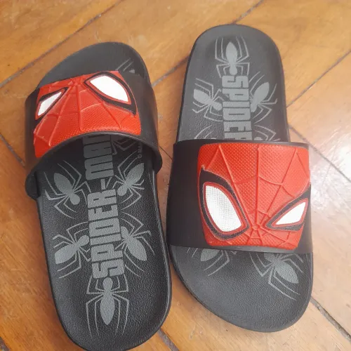 Chinelo do homem aranha e galocha