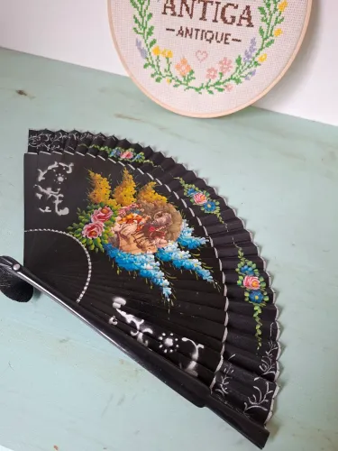 Leque antigo pintado a mão preto com arte campestre