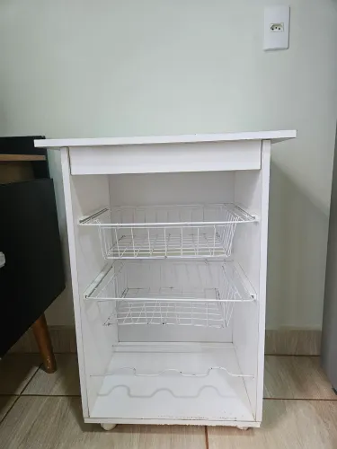 Fruteira branca com 2 cestas e porta garrafas.