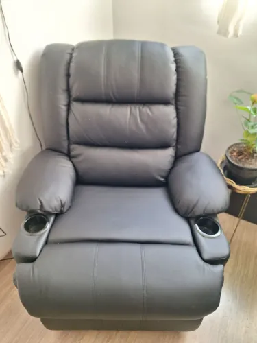 poltrona reclinável MOTORIZADA CINEMA preta em corino com porta-copos nos dois braços