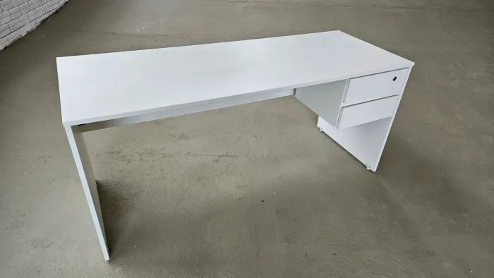 Mesa de Escritório com Gavetas