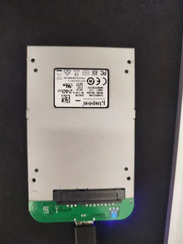 SSD 240gb kingston suv400 80 horas de uso apenas.